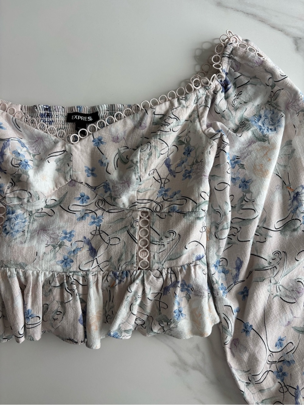 Express Off-Shoulder Peplum Blouse in Cream with Blue Floral Sz S - Picture 5 of 10
